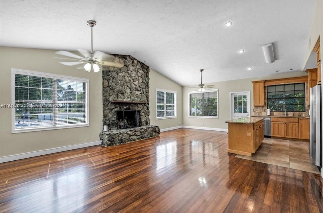 Недавно арендовано: $4,600 (3 спален, 2 ванн, 1640 Квадратных фут)