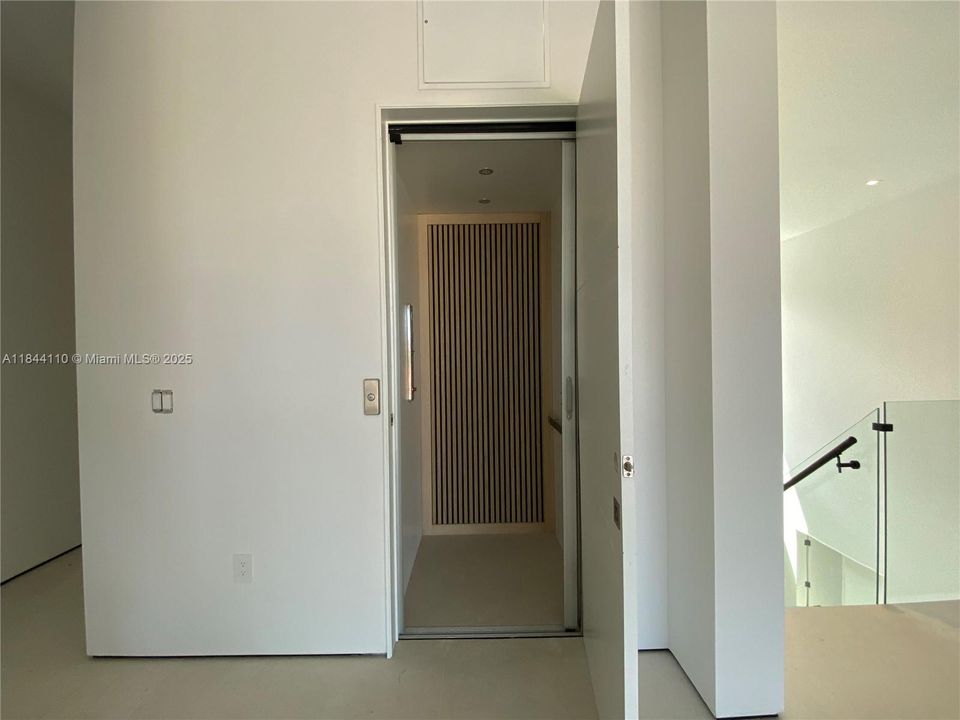 出租: $55,000 (7 贝兹, 7 浴室, 6434 平方英尺)