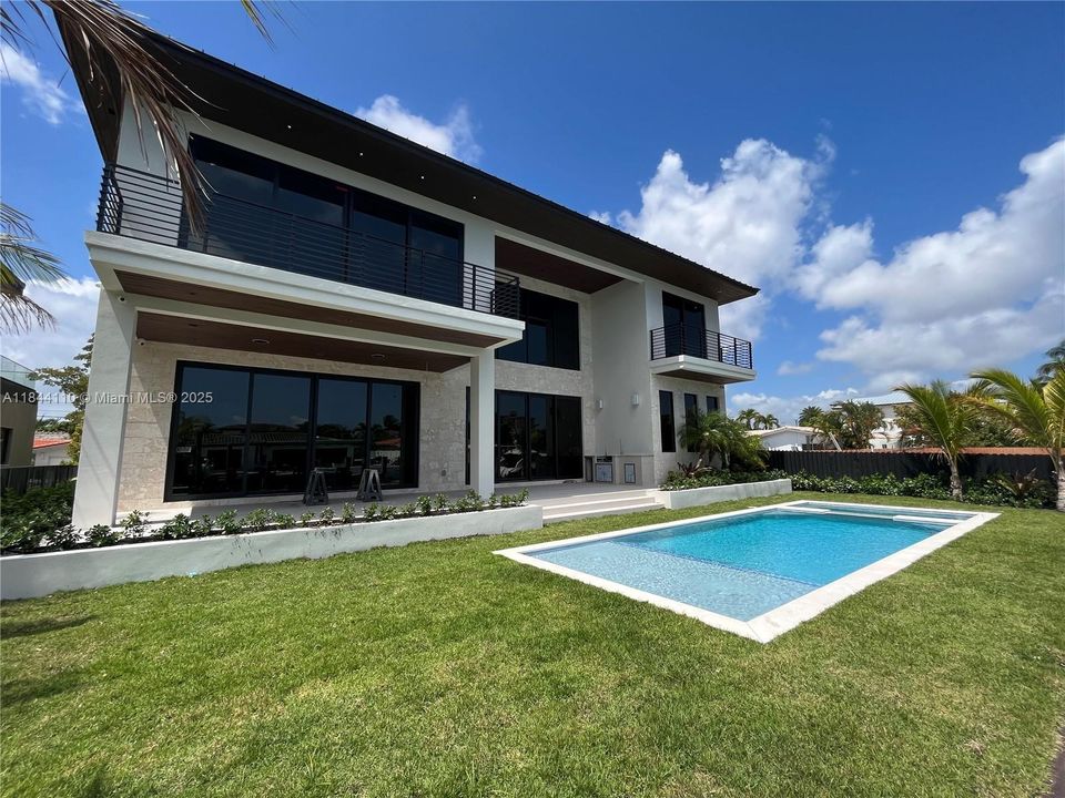 出租: $55,000 (7 贝兹, 7 浴室, 6434 平方英尺)