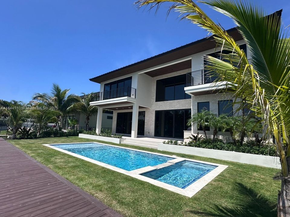 出租: $55,000 (7 贝兹, 7 浴室, 6434 平方英尺)