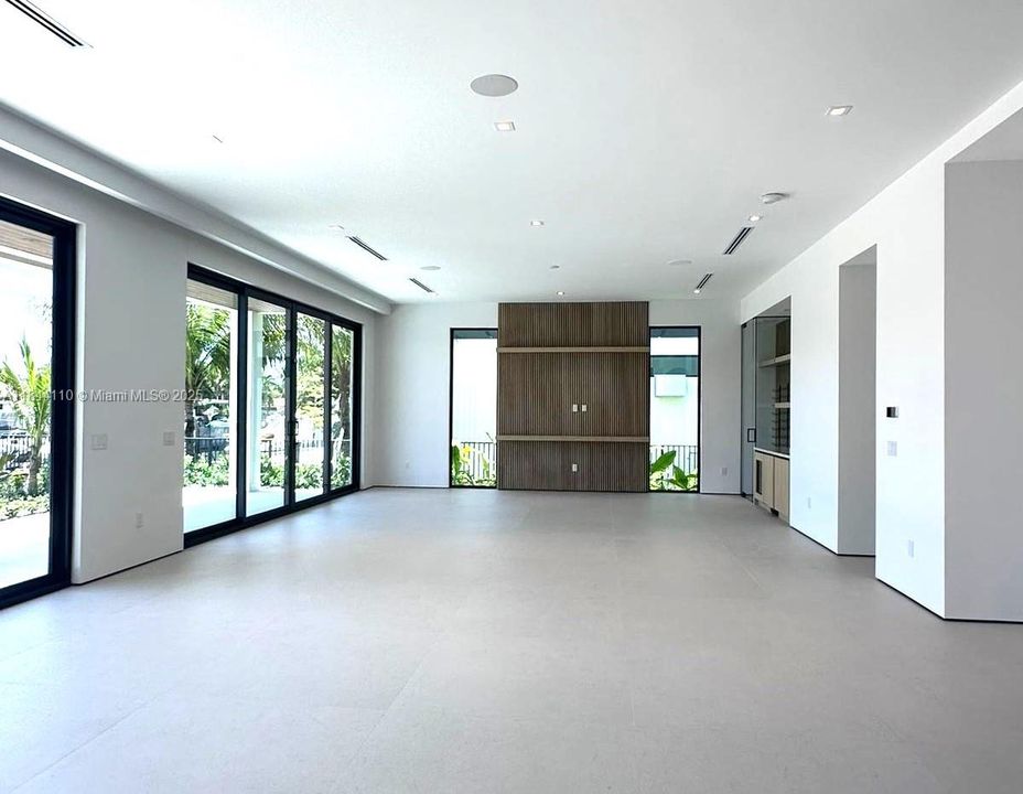 出租: $55,000 (7 贝兹, 7 浴室, 6434 平方英尺)