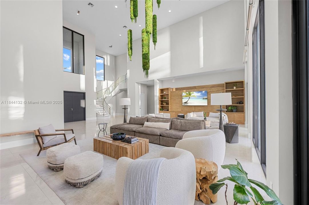 Недавно продано: $5,990,000 (7 спален, 8 ванн, 9019 Квадратных фут)