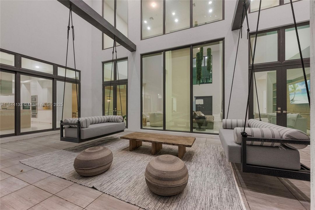 Недавно продано: $5,990,000 (7 спален, 8 ванн, 9019 Квадратных фут)