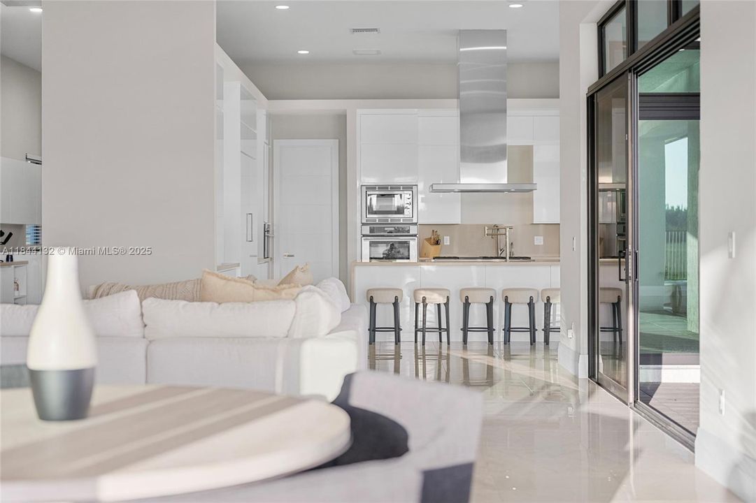 Недавно продано: $5,990,000 (7 спален, 8 ванн, 9019 Квадратных фут)