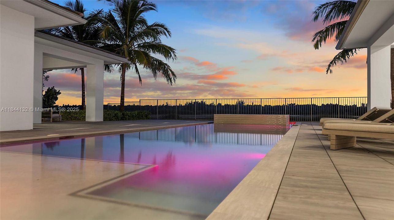 Недавно продано: $5,990,000 (7 спален, 8 ванн, 9019 Квадратных фут)