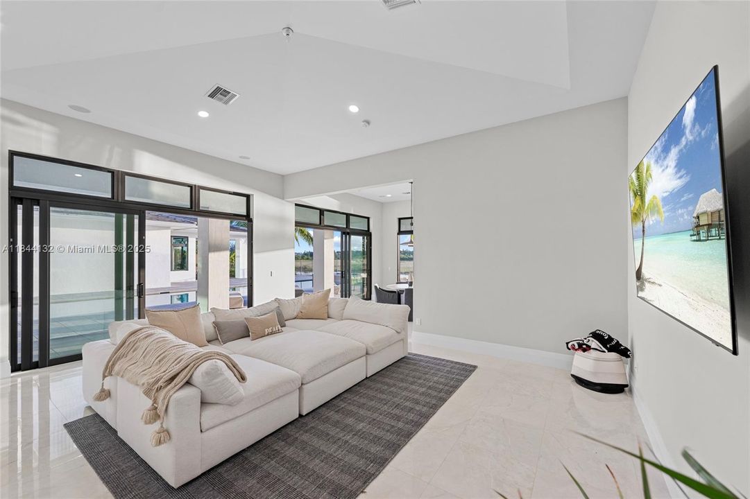 Недавно продано: $5,990,000 (7 спален, 8 ванн, 9019 Квадратных фут)