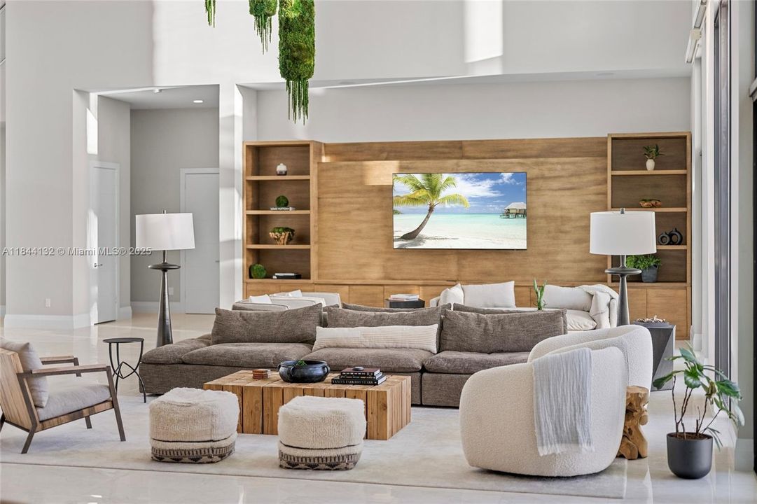 Недавно продано: $5,990,000 (7 спален, 8 ванн, 9019 Квадратных фут)