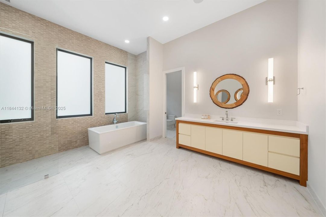 Недавно продано: $5,990,000 (7 спален, 8 ванн, 9019 Квадратных фут)