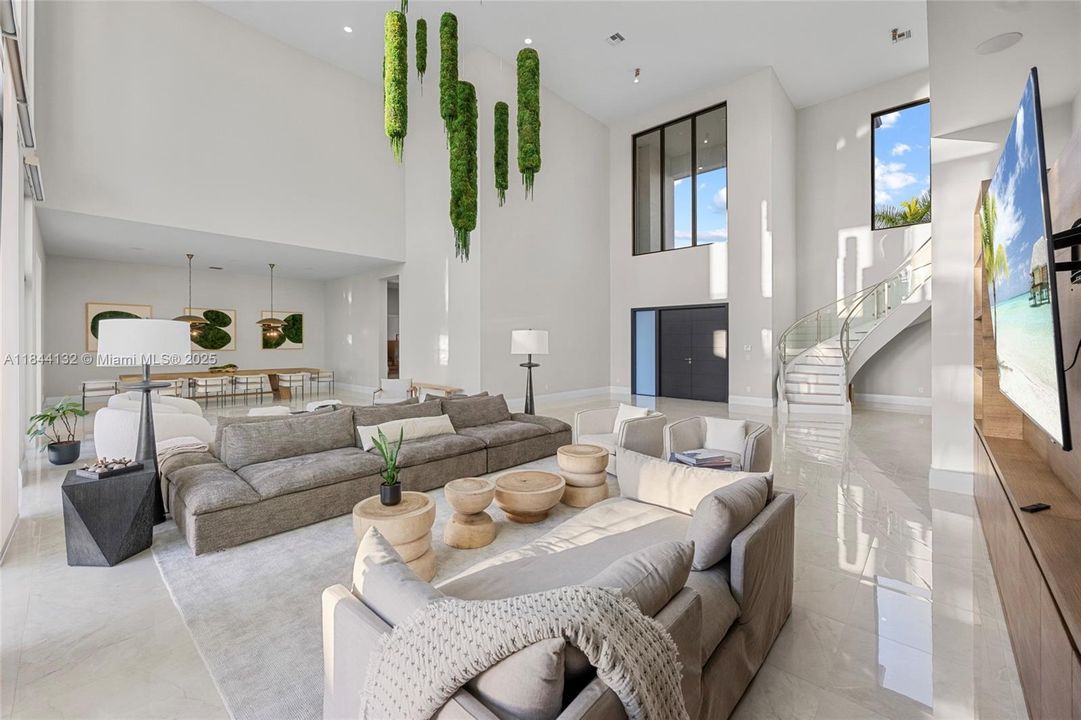 Недавно продано: $5,990,000 (7 спален, 8 ванн, 9019 Квадратных фут)