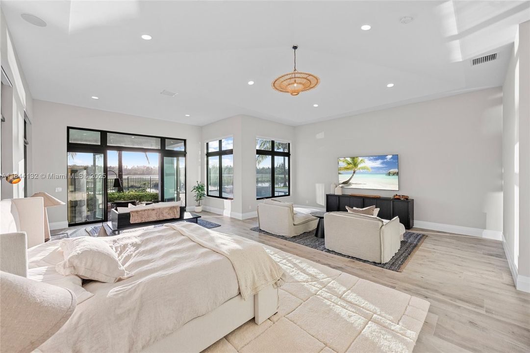 Недавно продано: $5,990,000 (7 спален, 8 ванн, 9019 Квадратных фут)