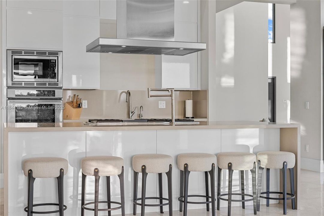 Недавно продано: $5,990,000 (7 спален, 8 ванн, 9019 Квадратных фут)