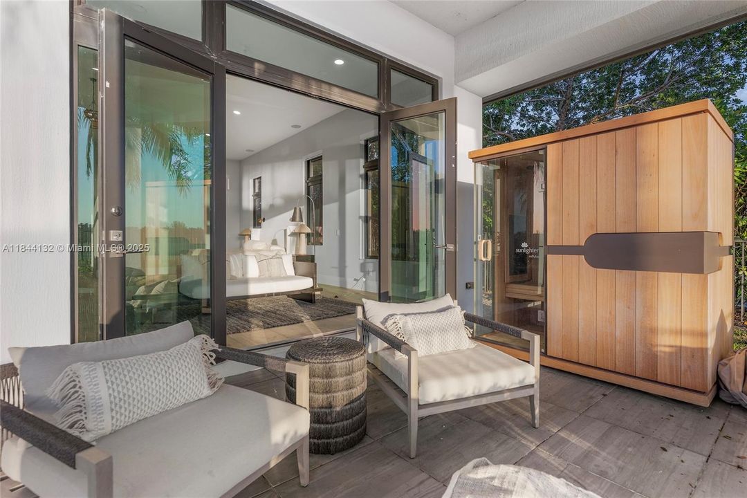 Недавно продано: $5,990,000 (7 спален, 8 ванн, 9019 Квадратных фут)