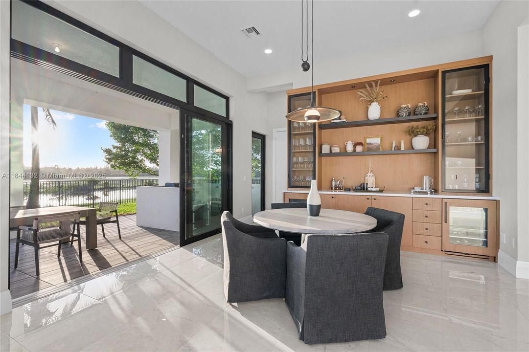 Недавно продано: $5,990,000 (7 спален, 8 ванн, 9019 Квадратных фут)