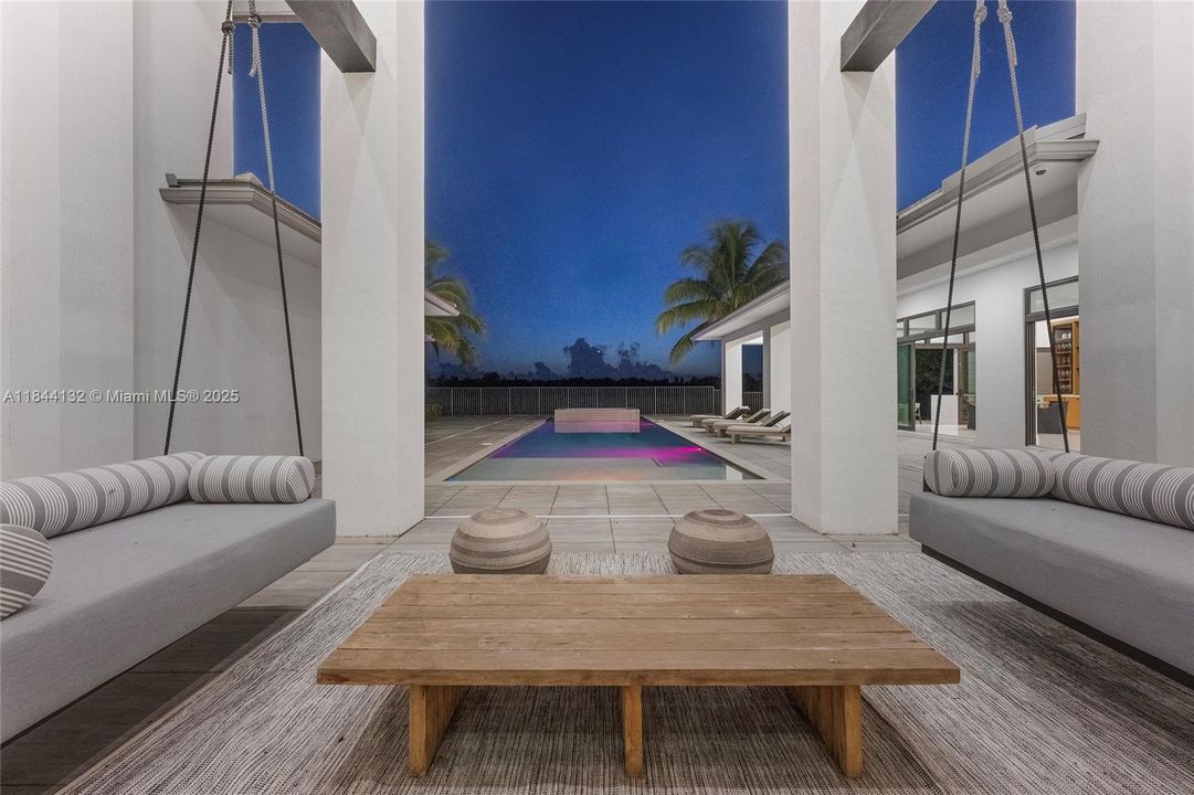 Недавно продано: $5,990,000 (7 спален, 8 ванн, 9019 Квадратных фут)