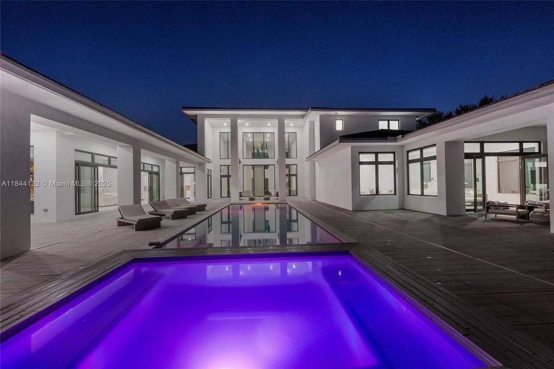 Недавно продано: $5,990,000 (7 спален, 8 ванн, 9019 Квадратных фут)