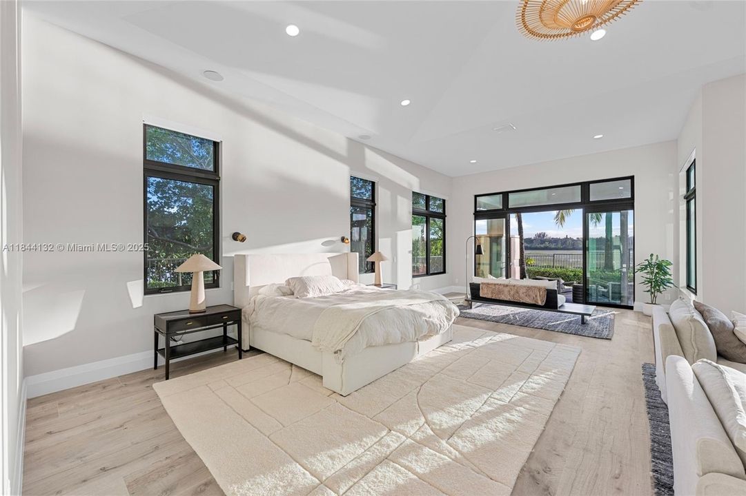 Недавно продано: $5,990,000 (7 спален, 8 ванн, 9019 Квадратных фут)