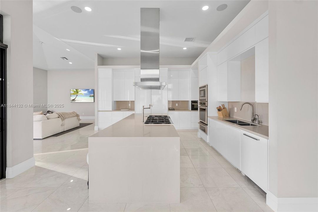 Недавно продано: $5,990,000 (7 спален, 8 ванн, 9019 Квадратных фут)