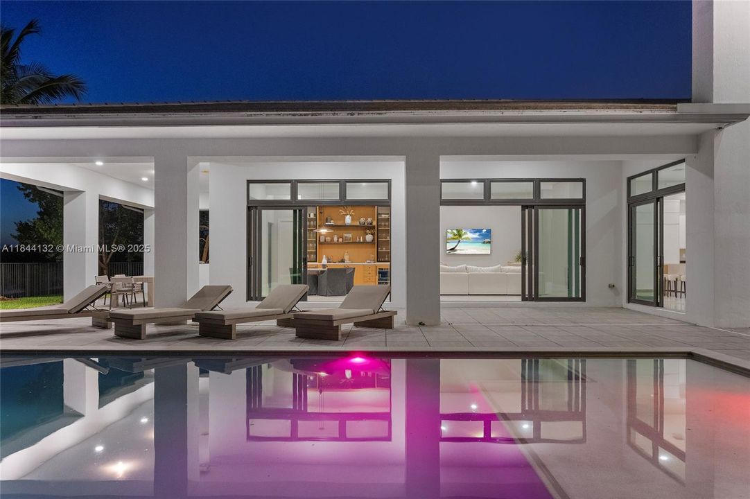 Недавно продано: $5,990,000 (7 спален, 8 ванн, 9019 Квадратных фут)