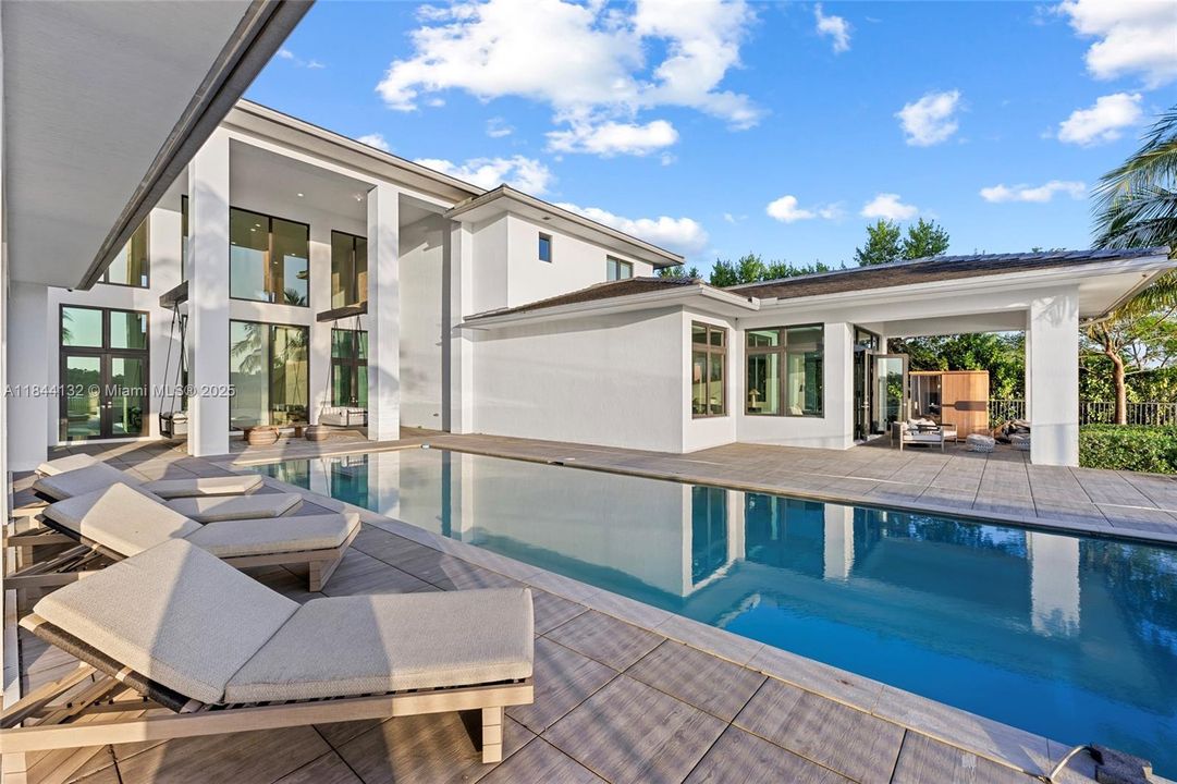 Недавно продано: $5,990,000 (7 спален, 8 ванн, 9019 Квадратных фут)