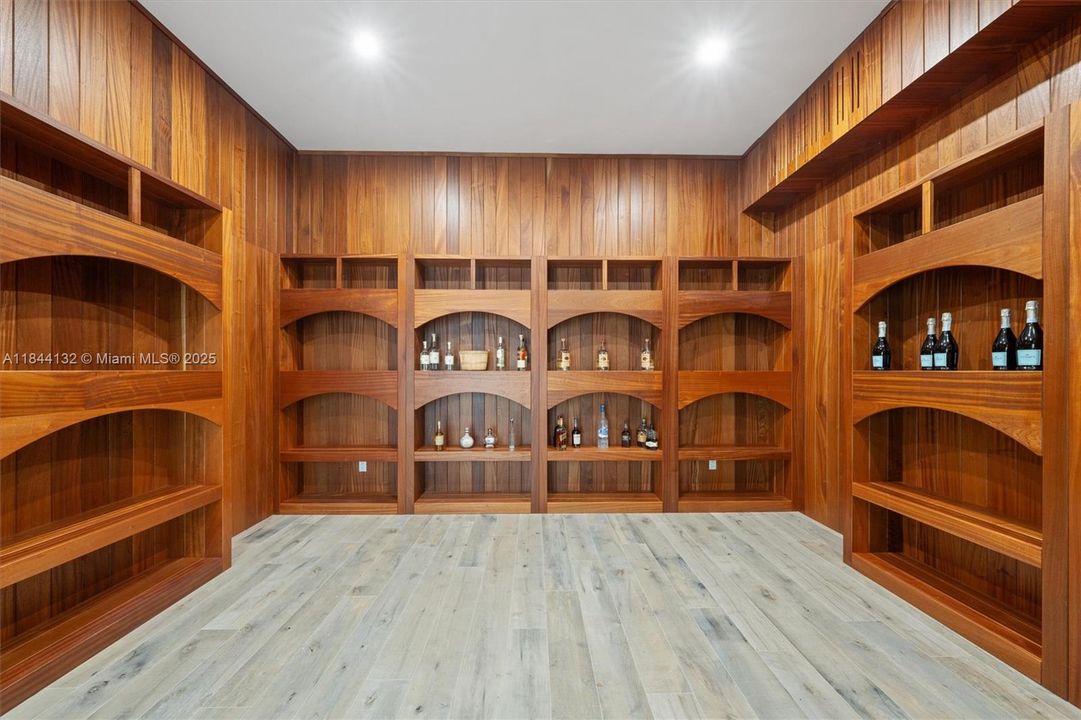 Недавно продано: $5,990,000 (7 спален, 8 ванн, 9019 Квадратных фут)