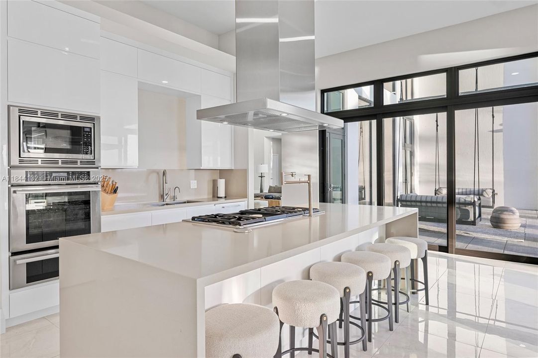 Недавно продано: $5,990,000 (7 спален, 8 ванн, 9019 Квадратных фут)