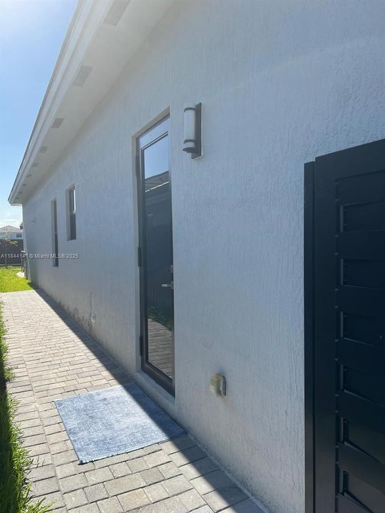 For Rent: $1,950 (1 beds, 1 baths, 850 Square Feet)