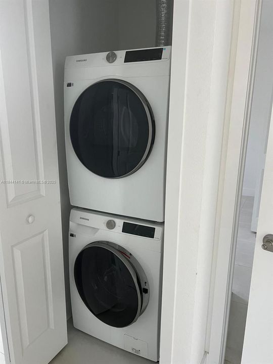 For Rent: $1,950 (1 beds, 1 baths, 850 Square Feet)