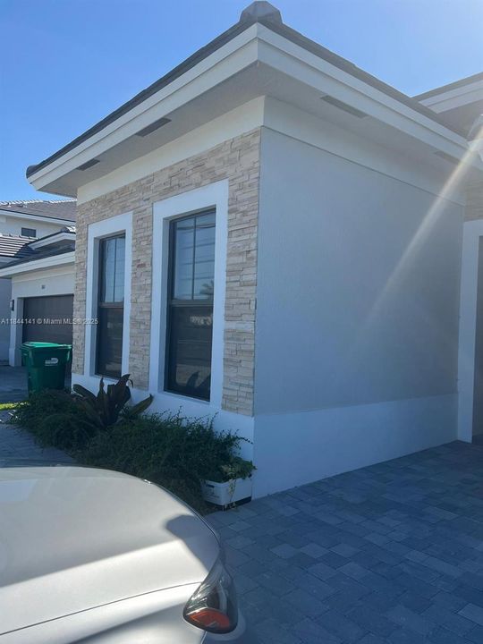 For Rent: $1,950 (1 beds, 1 baths, 850 Square Feet)