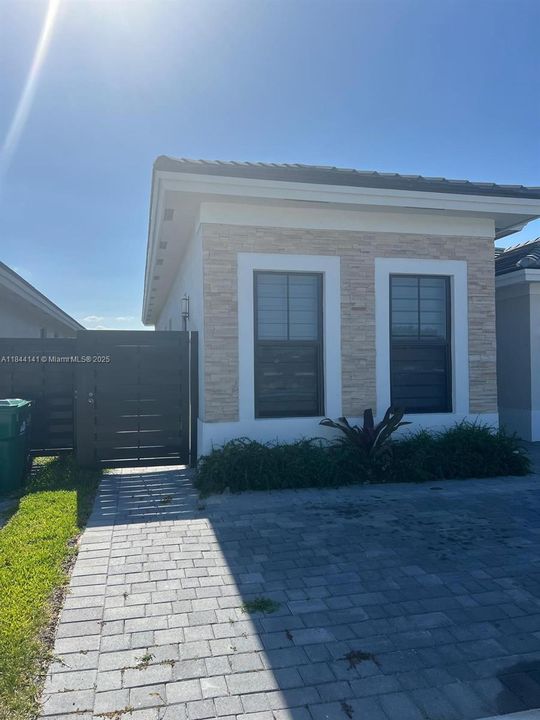 For Rent: $1,950 (1 beds, 1 baths, 850 Square Feet)