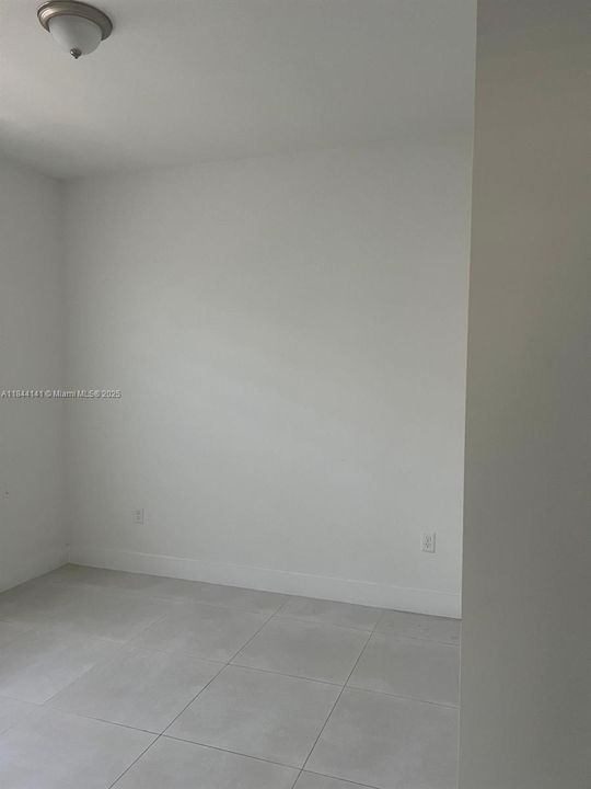 For Rent: $1,950 (1 beds, 1 baths, 850 Square Feet)