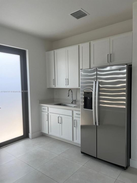 For Rent: $1,950 (1 beds, 1 baths, 850 Square Feet)