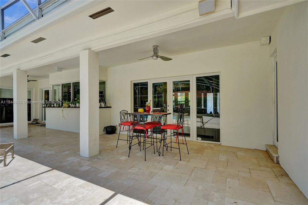 Great pass through bar area!  Also great to put your orchids as they thrive in this perfect spot!