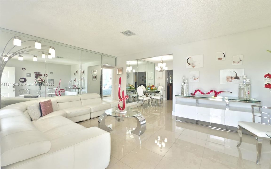 En Venta: $1,100,000 (3 camas, 2 baños, 1853 Pies cuadrados)