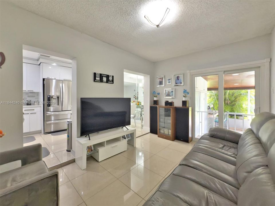 En Venta: $1,100,000 (3 camas, 2 baños, 1853 Pies cuadrados)