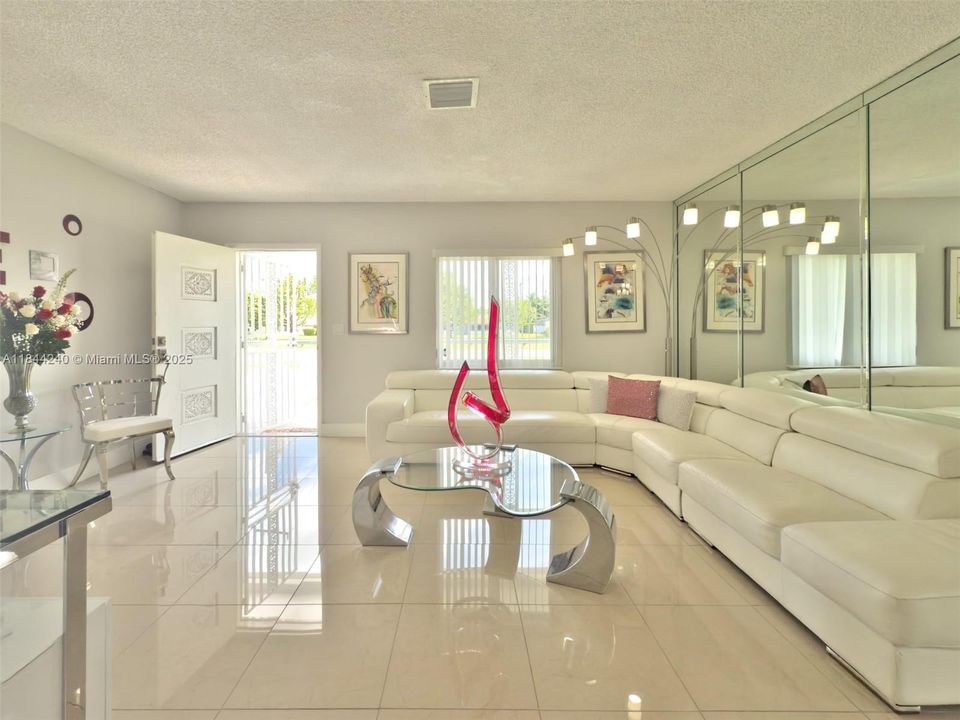 En Venta: $1,100,000 (3 camas, 2 baños, 1853 Pies cuadrados)