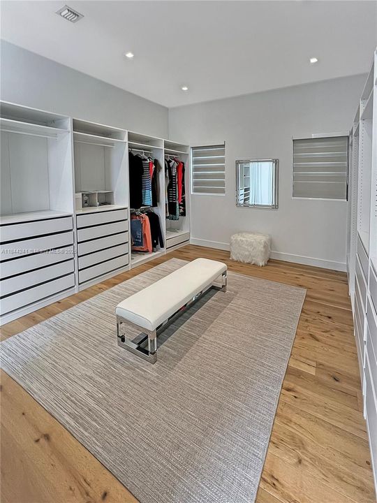 For Sale: $3,500,000 (6 beds, 7 baths, 4881 Square Feet)