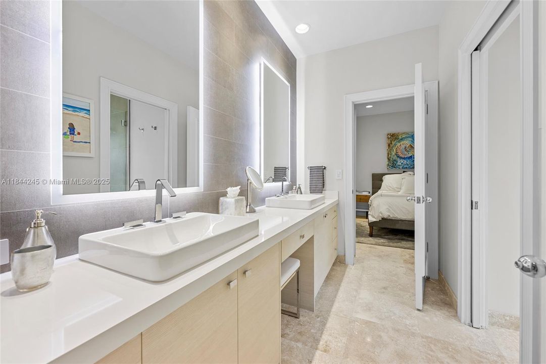 Active With Contract: $2,650,000 (5 beds, 4 baths, 4085 Square Feet)