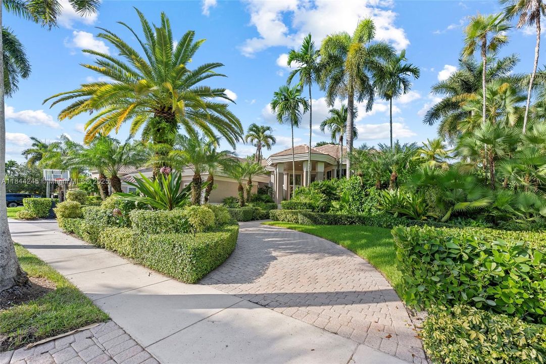 Active With Contract: $2,650,000 (5 beds, 4 baths, 4085 Square Feet)