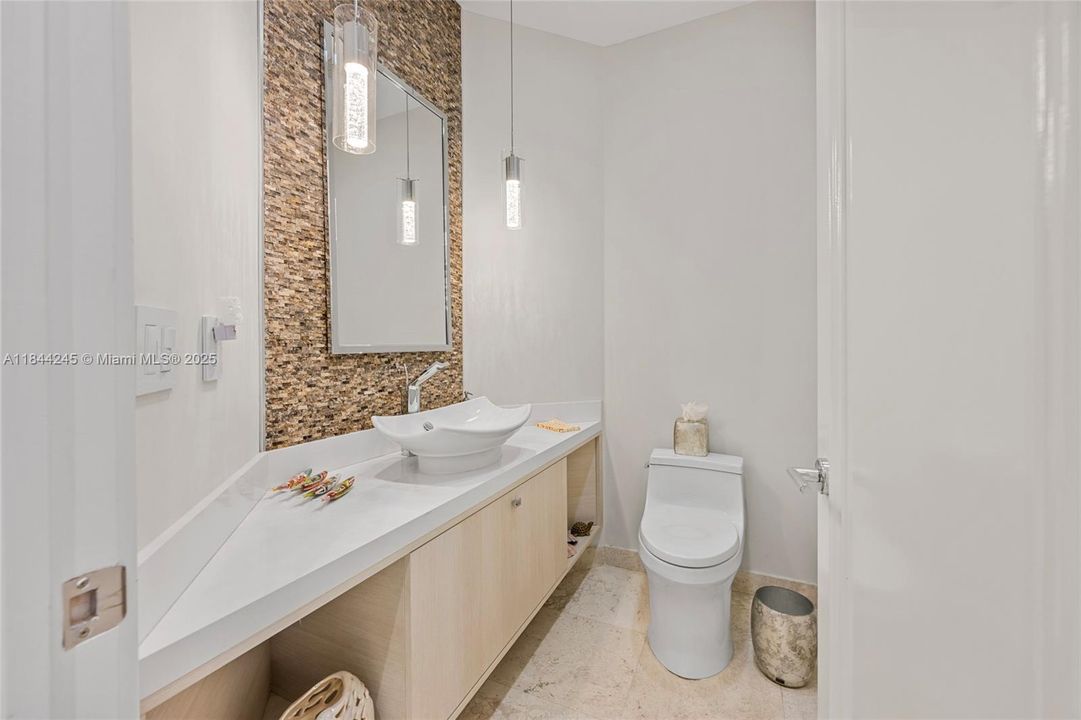 Active With Contract: $2,650,000 (5 beds, 4 baths, 4085 Square Feet)