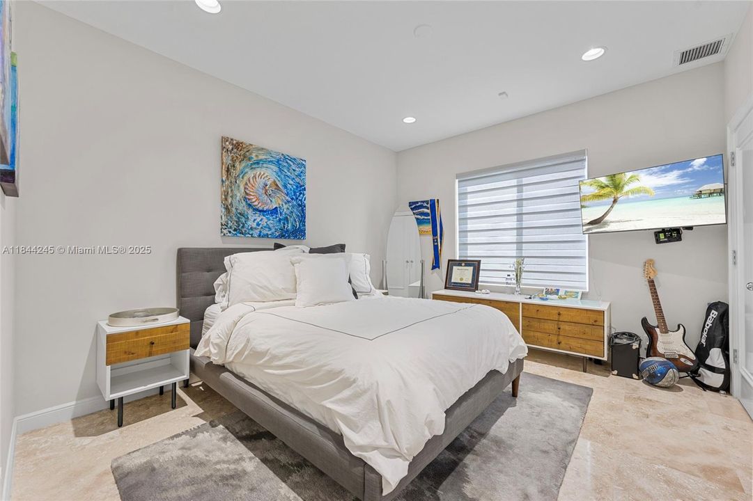 Active With Contract: $2,650,000 (5 beds, 4 baths, 4085 Square Feet)