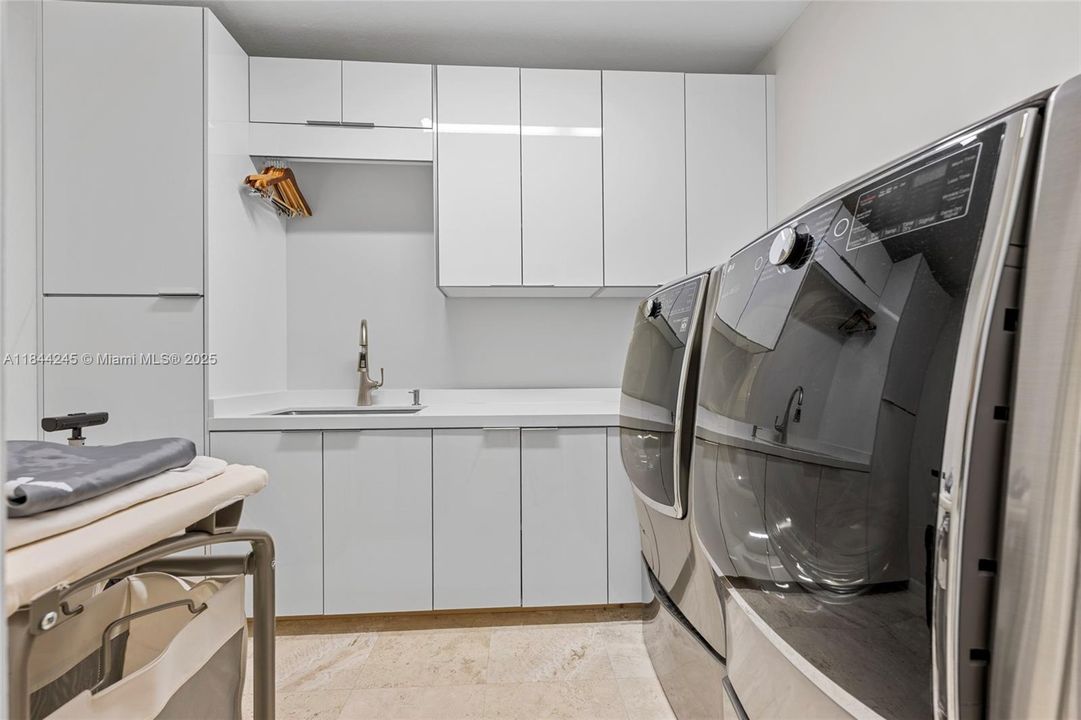 Active With Contract: $2,650,000 (5 beds, 4 baths, 4085 Square Feet)