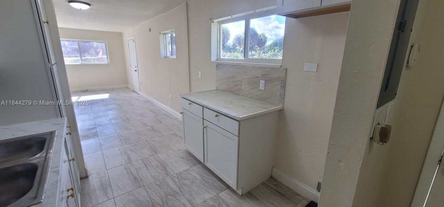 For Sale: $529,000 (3 beds, 2 baths, 952 Square Feet)