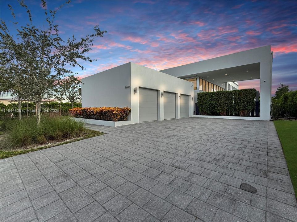 For Sale: $2,700,000 (4 beds, 5 baths, 3389 Square Feet)