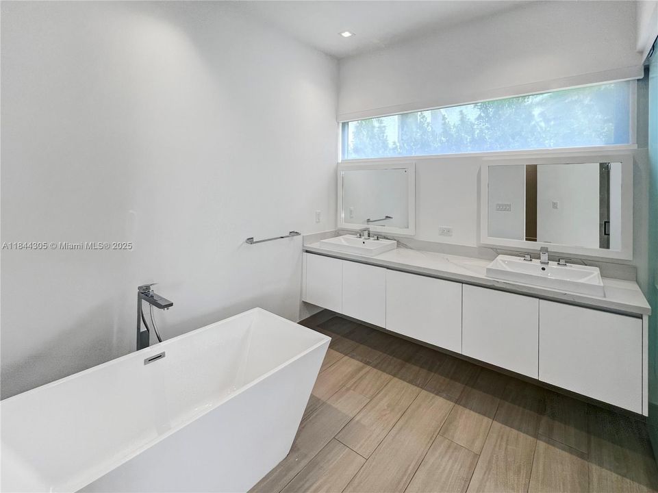 For Sale: $2,700,000 (4 beds, 5 baths, 3389 Square Feet)