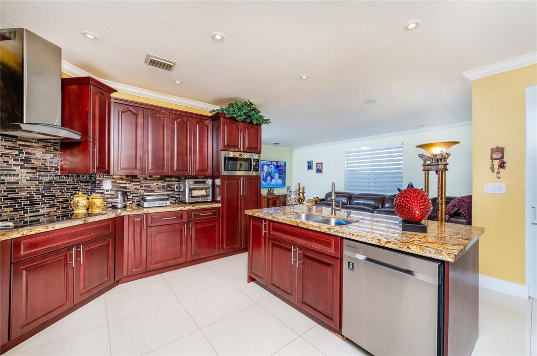 合同活跃: $1,050,000 (5 贝兹, 5 浴室, 3043 平方英尺)