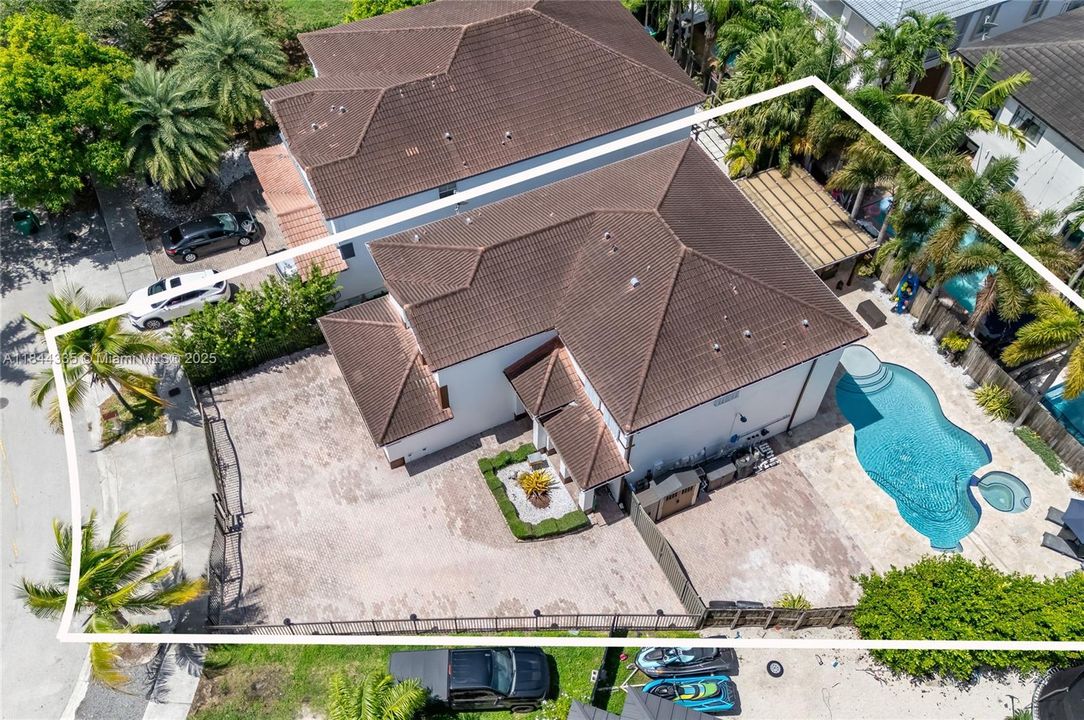 合同活跃: $1,050,000 (5 贝兹, 5 浴室, 3043 平方英尺)