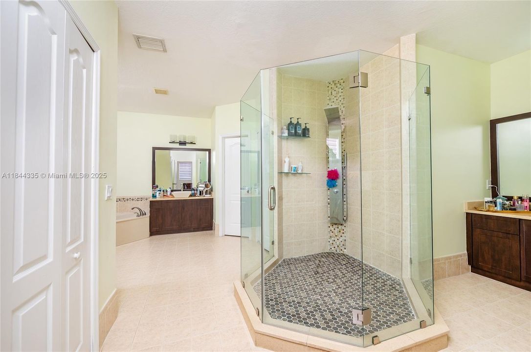 合同活跃: $1,050,000 (5 贝兹, 5 浴室, 3043 平方英尺)