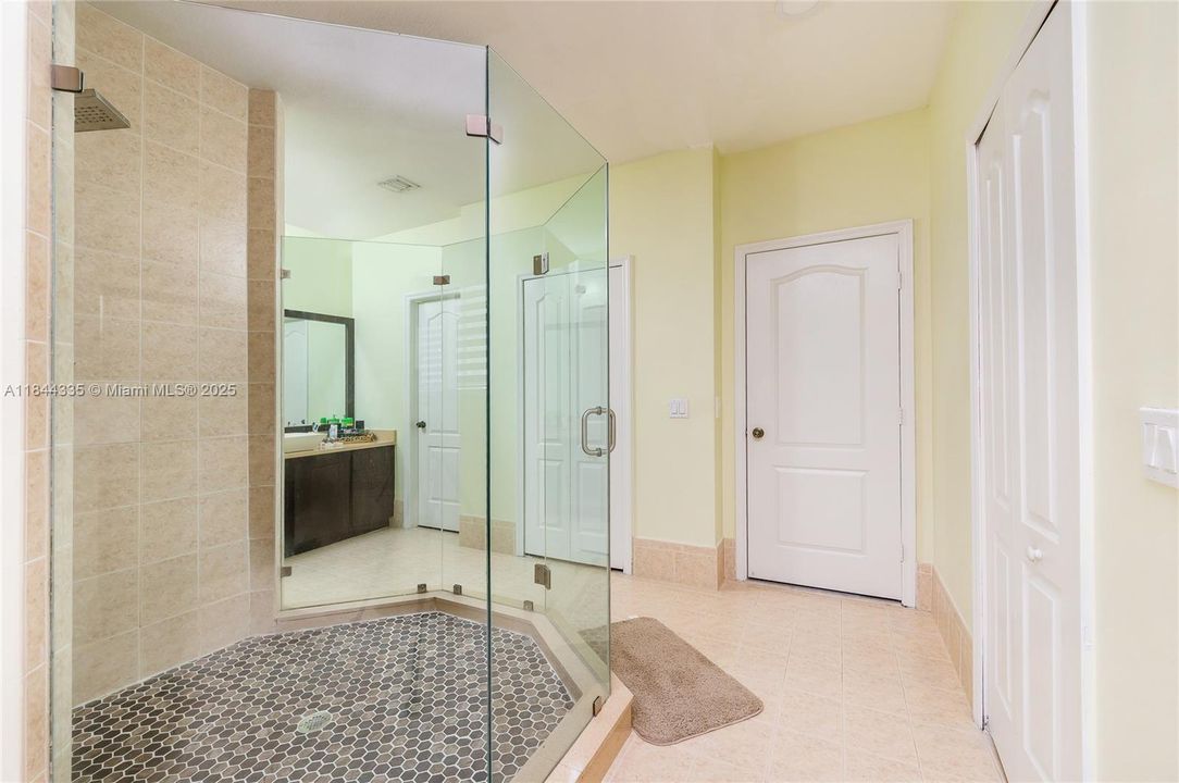 合同活跃: $1,050,000 (5 贝兹, 5 浴室, 3043 平方英尺)