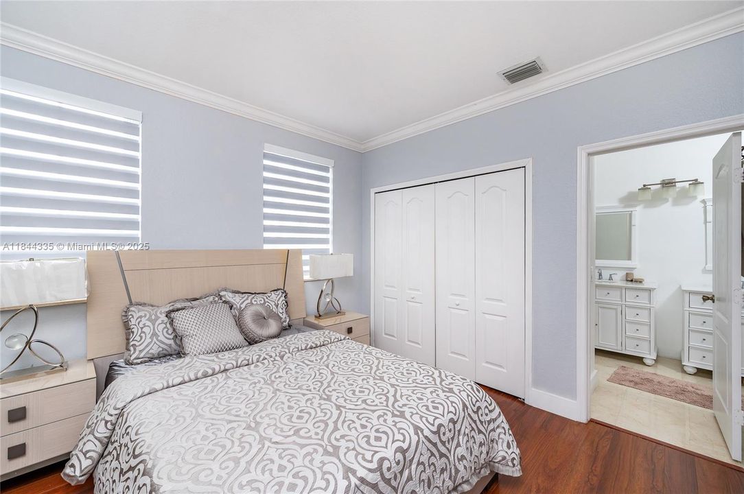 合同活跃: $1,050,000 (5 贝兹, 5 浴室, 3043 平方英尺)