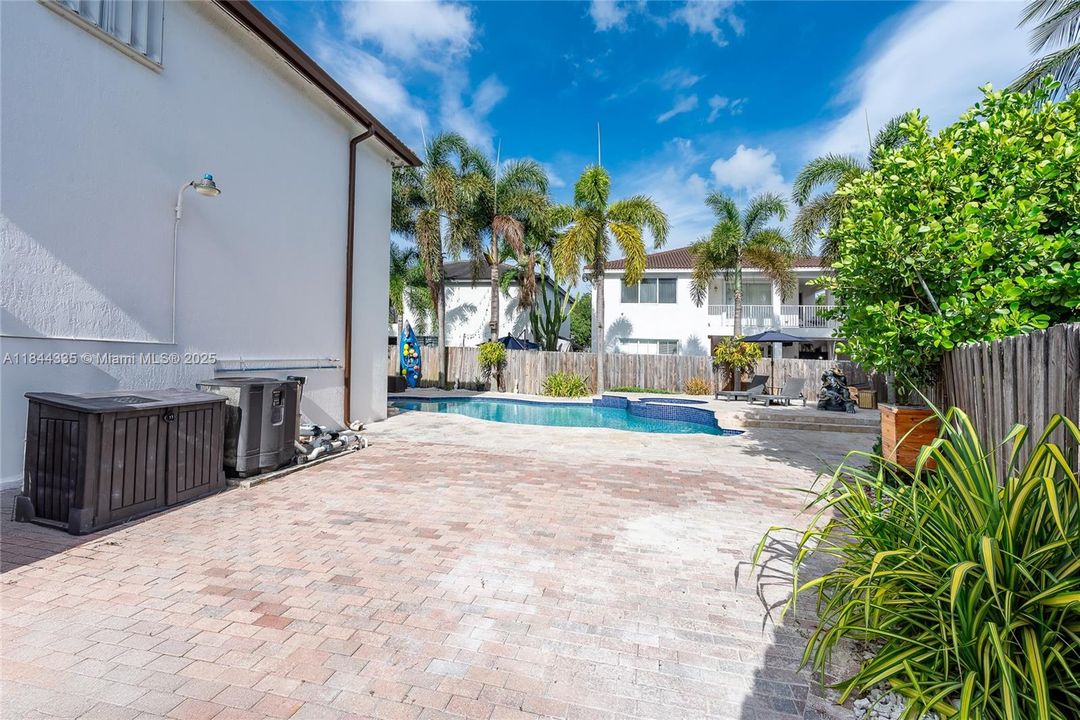 合同活跃: $1,050,000 (5 贝兹, 5 浴室, 3043 平方英尺)